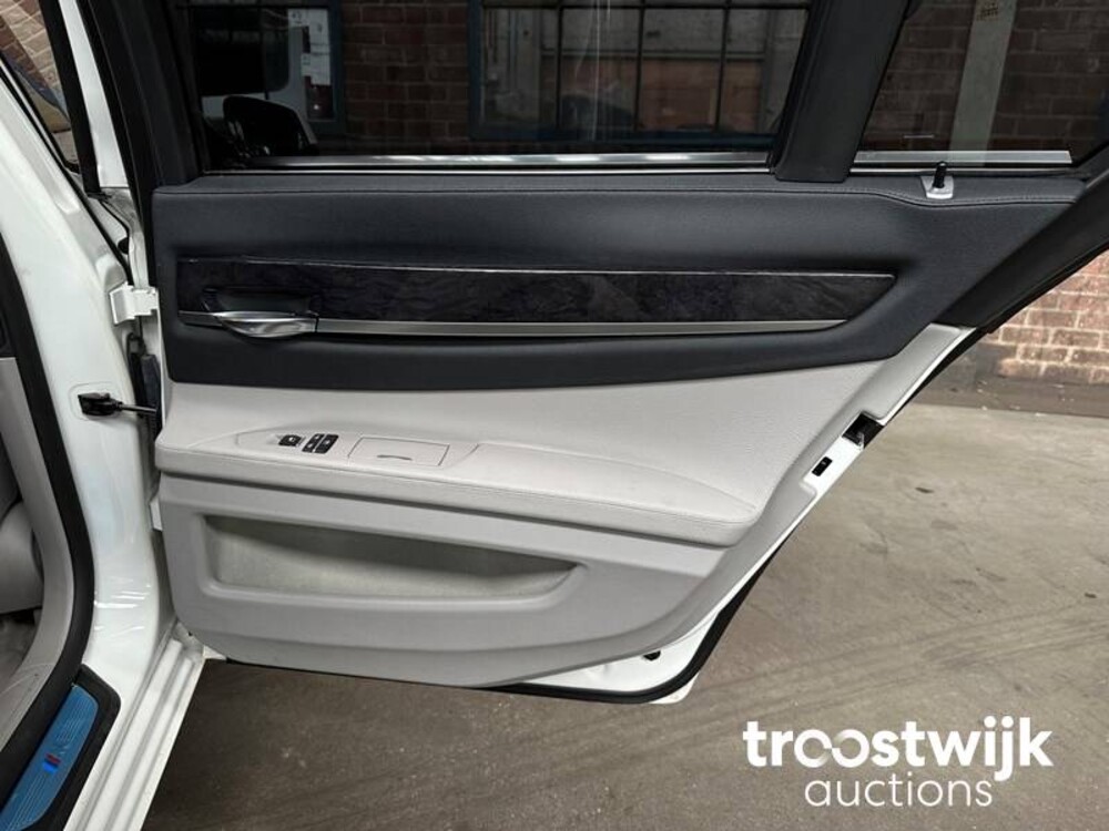 BMW 750i M-Sport E65 4.8 407hp 2009