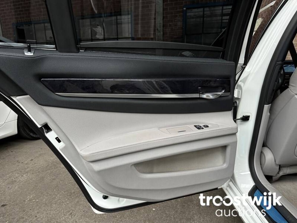 BMW 750i M-Sport E65 4.8 407hp 2009