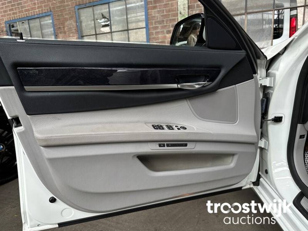 BMW 750i M-Sport E65 4.8 407hp 2009