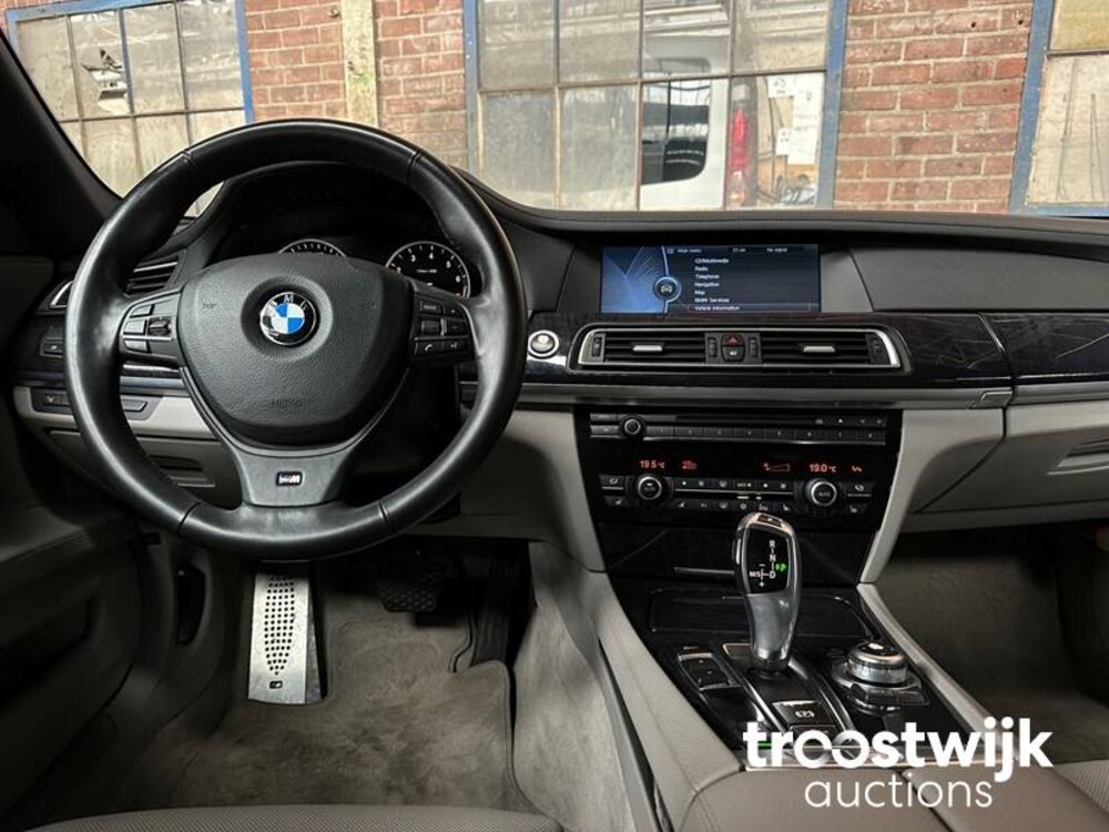 BMW 750i M-Sport E65 4.8 407hp 2009