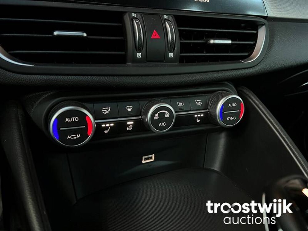 Alfa Romeo Giulia 2.0 T Super 200PS 2019 -Orig. NL-, XN-621-P