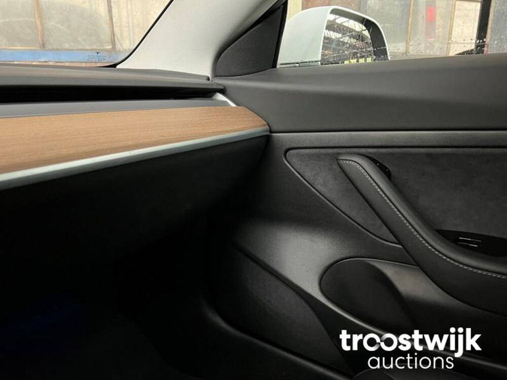 Tesla Model 3 Plus Standard RWD 238PS 2020, L-477-KG