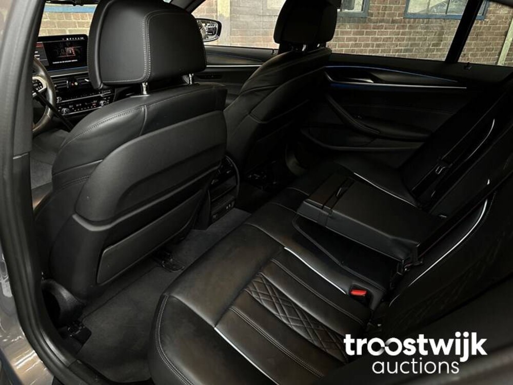 BMW 520e M-Sport Business Edition Plus 204pk 2022 -Orig. NL-, N-654-VK Fabrieksgarantie