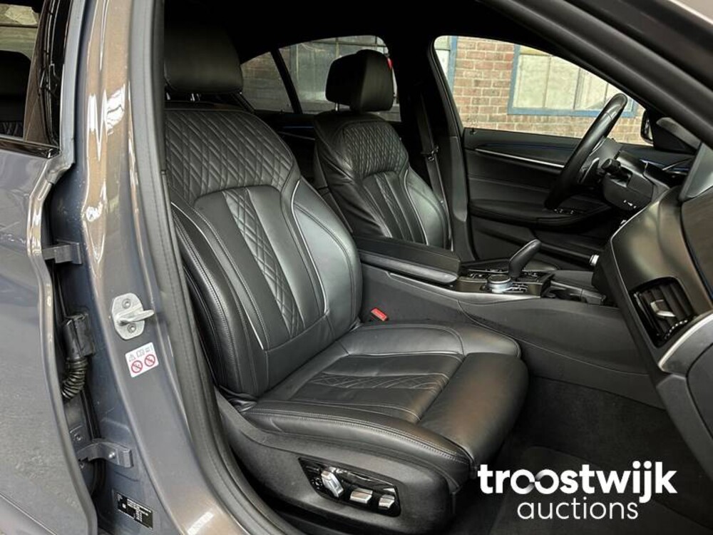 BMW 520e M-Sport Business Edition Plus 204pk 2022 -Orig. NL-, N-654-VK Fabrieksgarantie