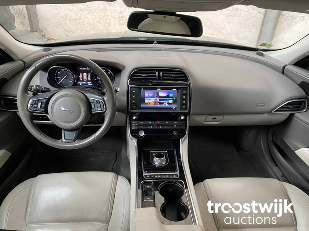 Jaguar XE D R-Sport -Orig. NL- 210pk 2016, JP-175-P