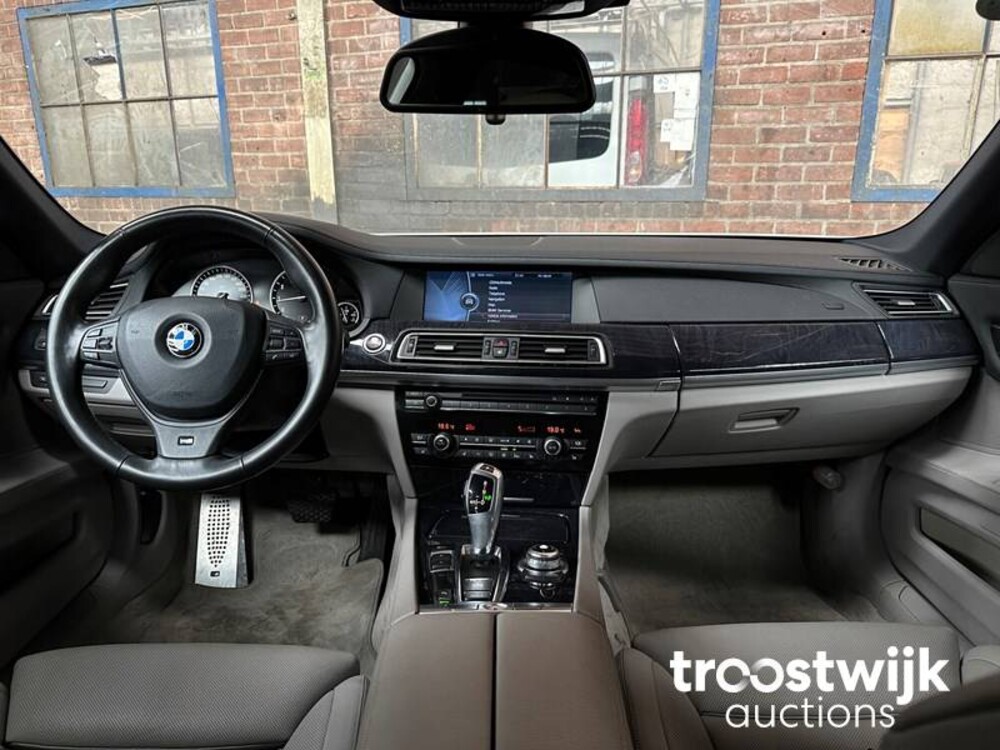 BMW 750i M-Sport E65 4.8 407pk 2009