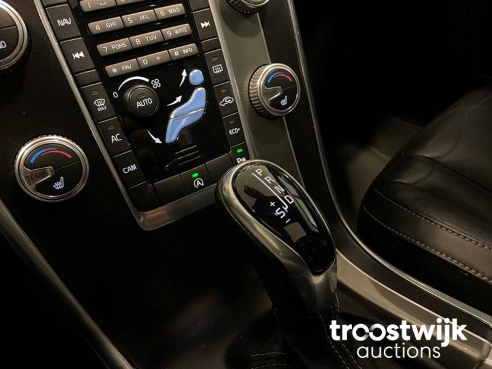 Volvo XC60 R-Design D4 Ocean Race 181PS 2015, ZN-700-D