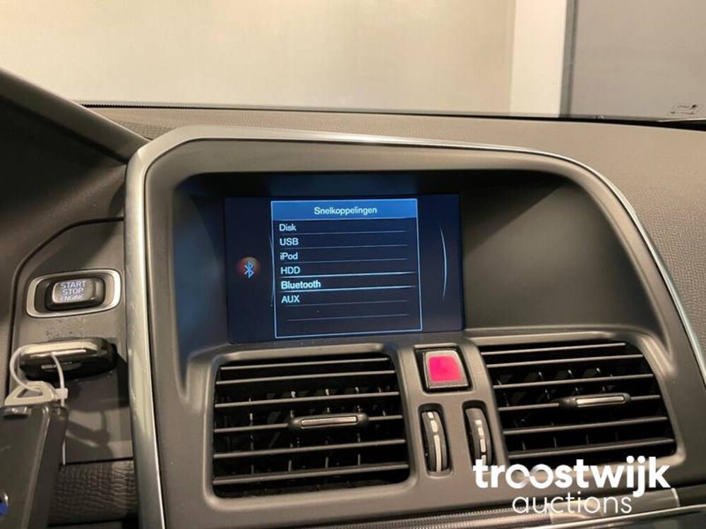 Volvo XC60 R-Design D4 Ocean Race 181PS 2015, ZN-700-D