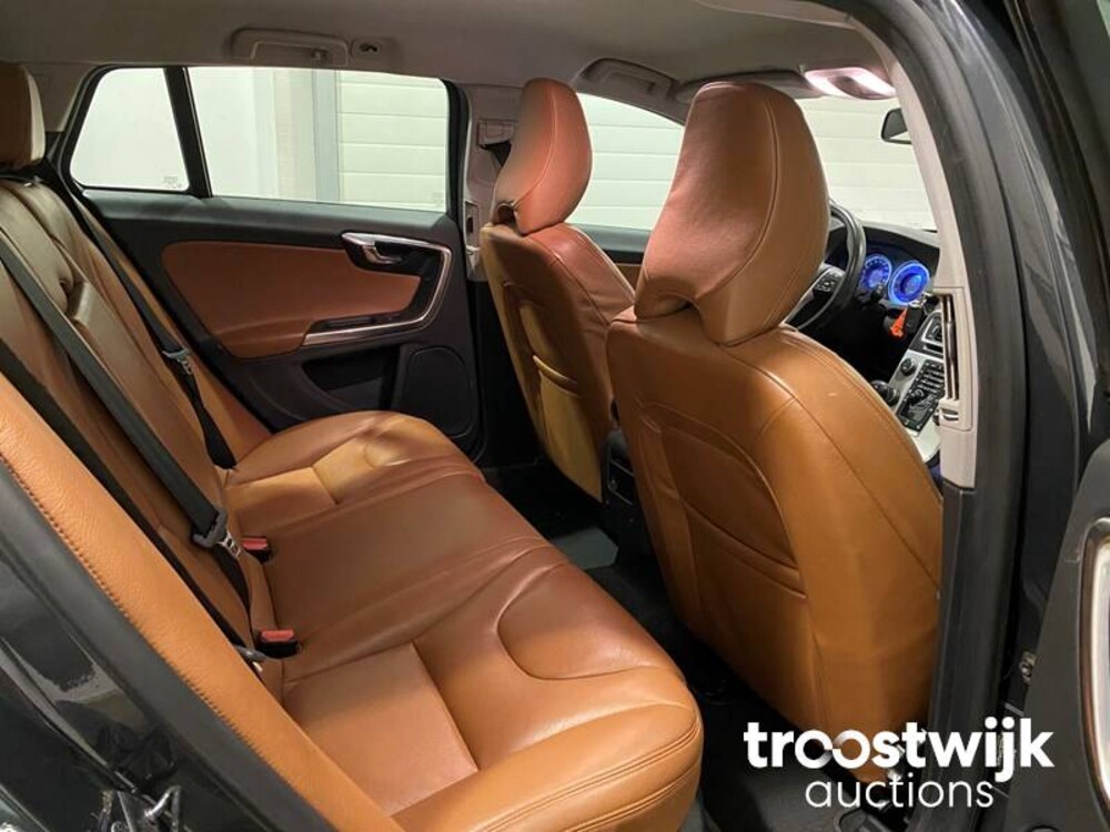 Volvo V60 1.6 T3 R-Design 150 PS, 5-KJH-83