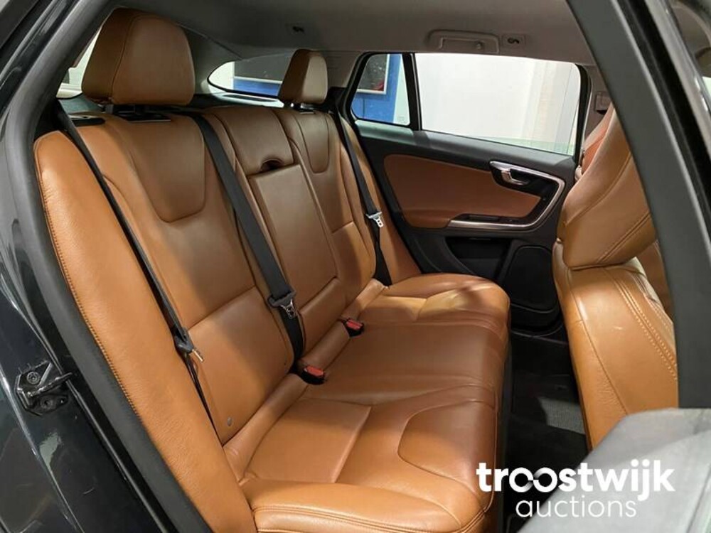 Volvo V60 1.6 T3 R-Design 150 PS, 5-KJH-83