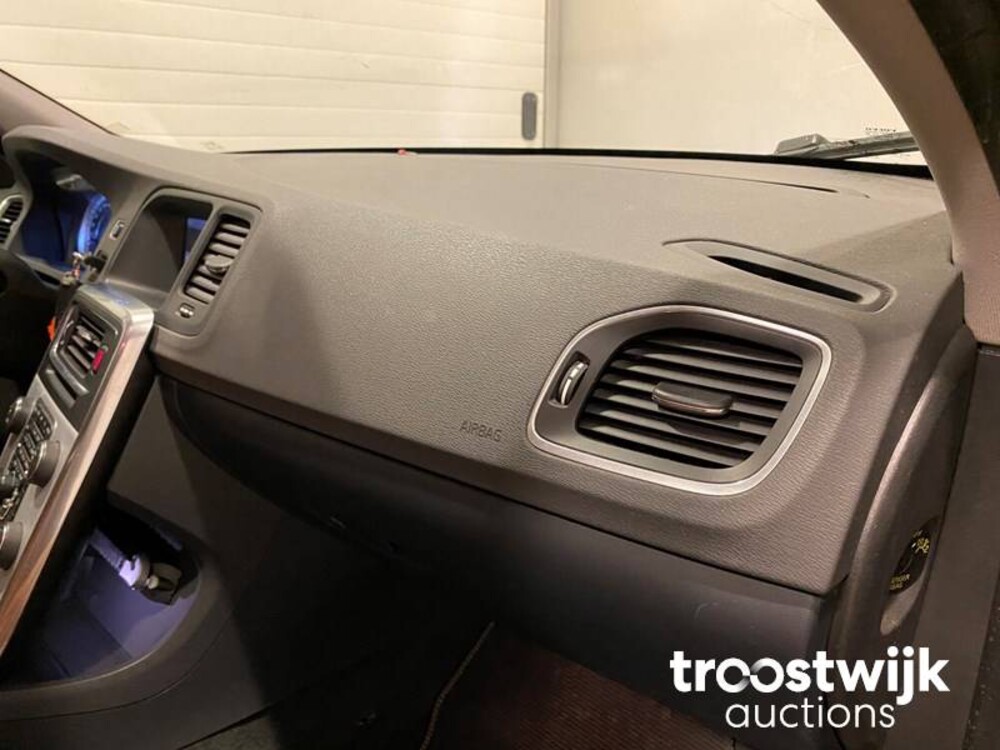 Volvo V60 1.6 T3 R-Design 150 PS, 5-KJH-83