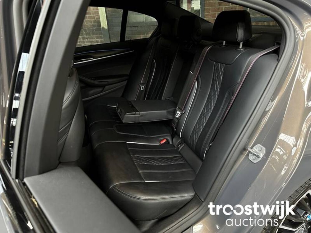 BMW 520e M-Sport Business Edition Plus 204pk 2022 -Orig. NL-, N-654-VK Fabrieksgarantie