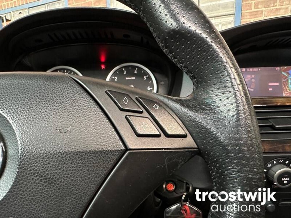 BMW 530i High Executive E60 5-serie 231pk 2004