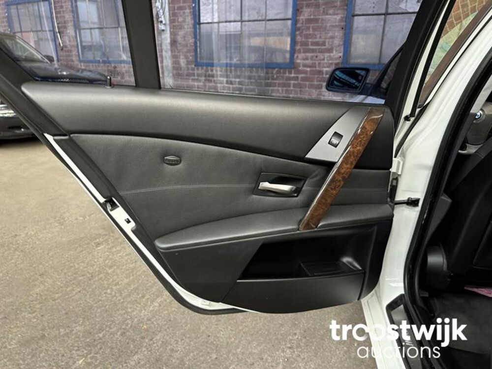 BMW 530i High Executive E60 5-serie 231pk 2004