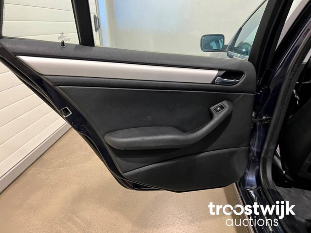 BMW 330xi Executive 231PS 2001 -Orig. NL-, 82-HS-JT