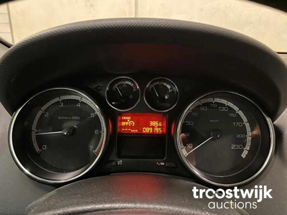 Peugeot 308 1.6 THP XT Peugeot 308 1.6 THP XT 150hp 2007, 92-KBD-8