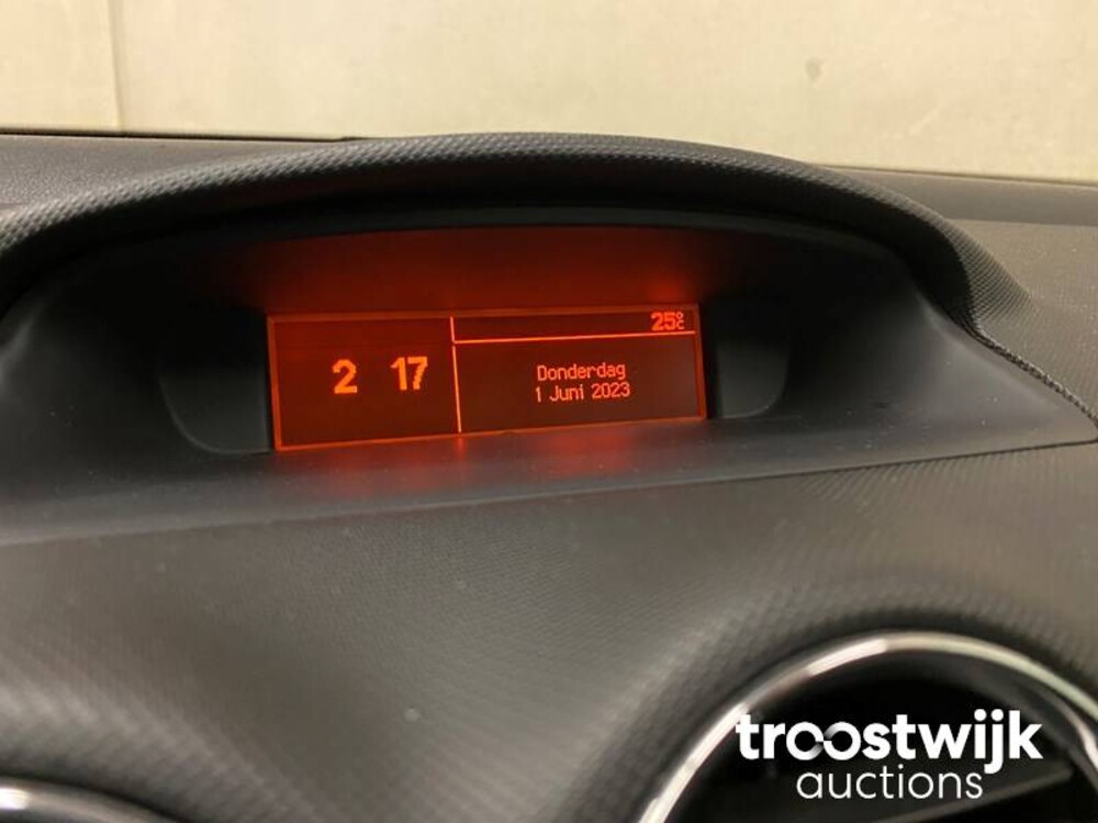 Peugeot 308 1.6 THP XT Peugeot 308 1.6 THP XT 150hp 2007, 92-KBD-8