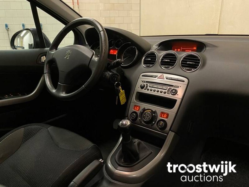 Peugeot 308 1.6 THP XT Peugeot 308 1.6 THP XT 150hp 2007, 92-KBD-8