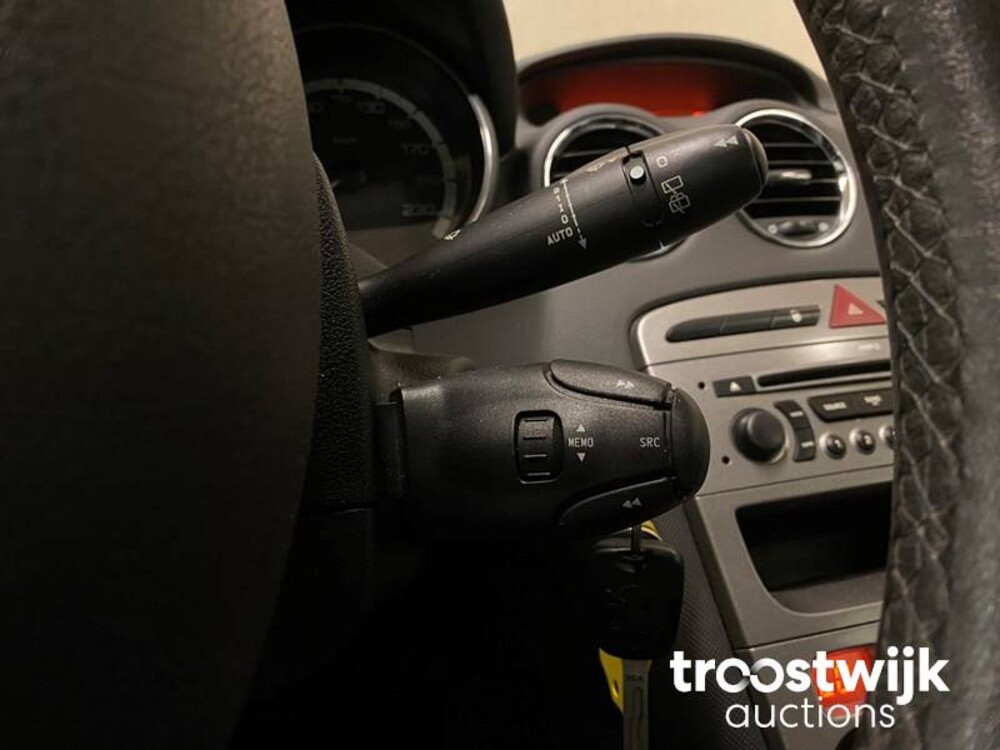 Peugeot 308 1.6 THP XT Peugeot 308 1.6 THP XT 150hp 2007, 92-KBD-8