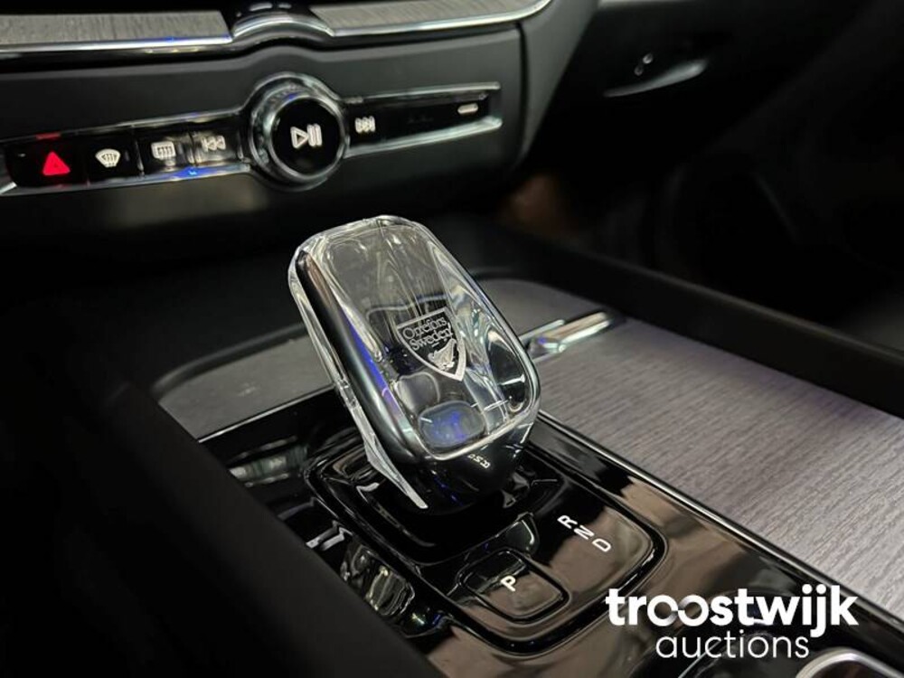 Volvo XC60 2.0 T8 TE AWD Mom. RECHARGE 303 PS 2020, R-973-BX