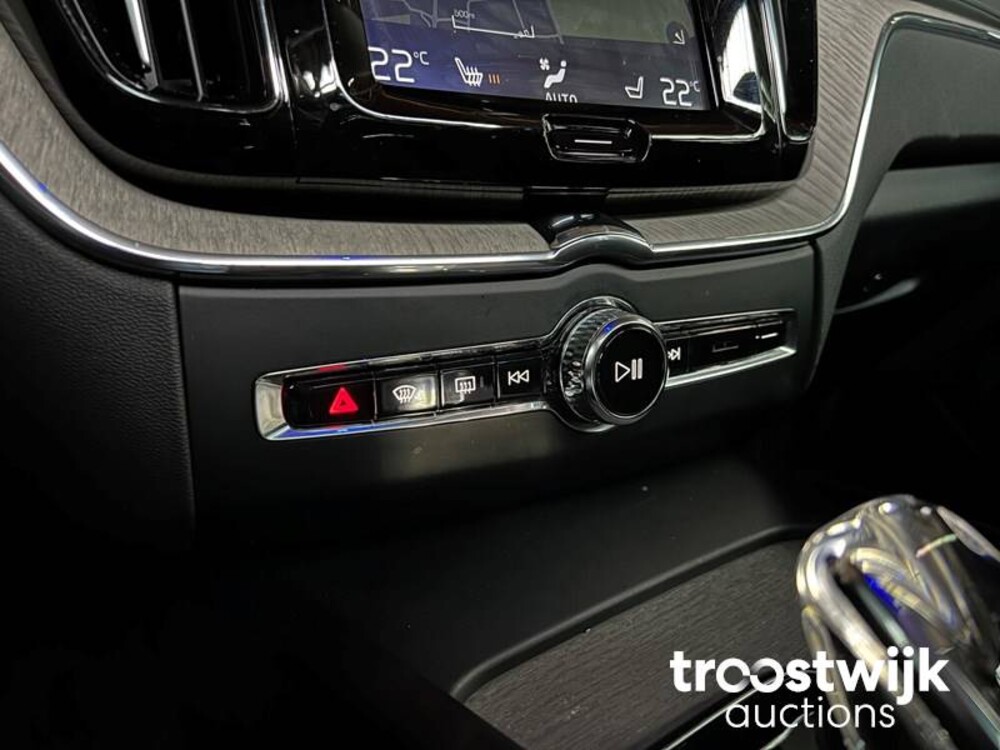 Volvo XC60 2.0 T8 TE AWD Mom. RECHARGE 303 PS 2020, R-973-BX