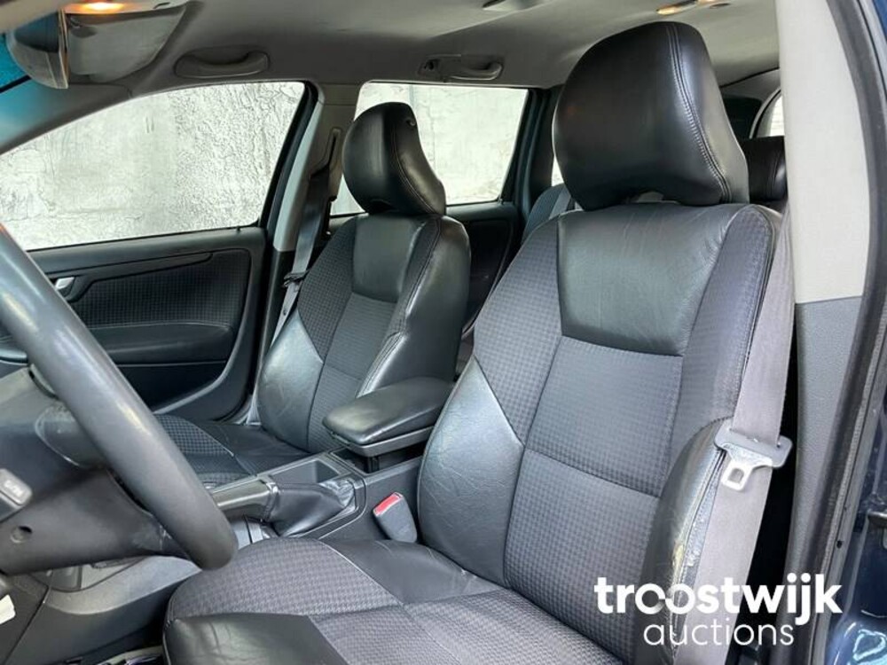 Volvo V70 2.4 Comfort Line 140PS 2001, -Orig.NL-, 13-HG-DF