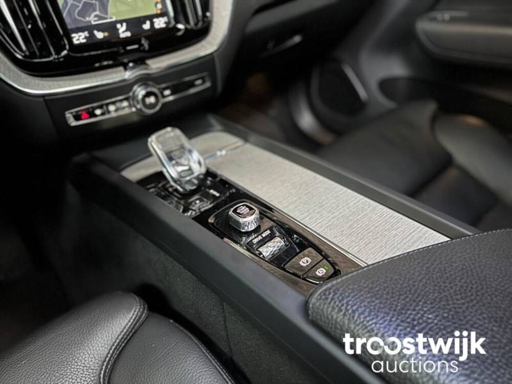 Volvo XC60 2.0 T8 TE AWD Mom. RECHARGE 303 PS 2020, R-973-BX