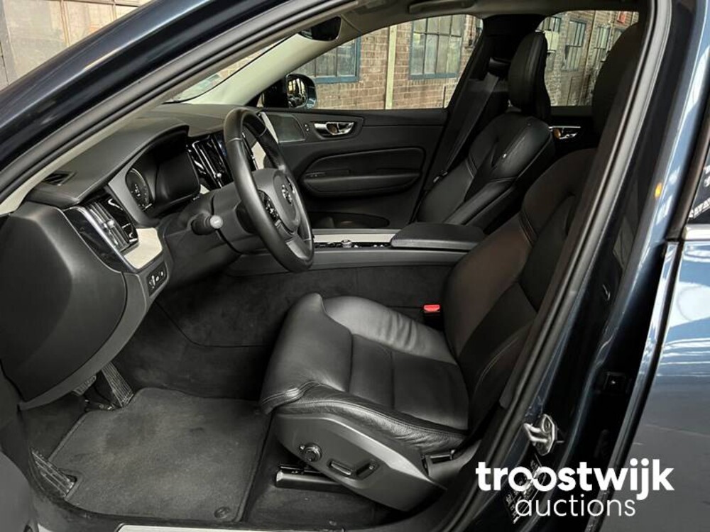 Volvo XC60 2.0 T8 TE AWD Mom. RECHARGE 303 PS 2020, R-973-BX