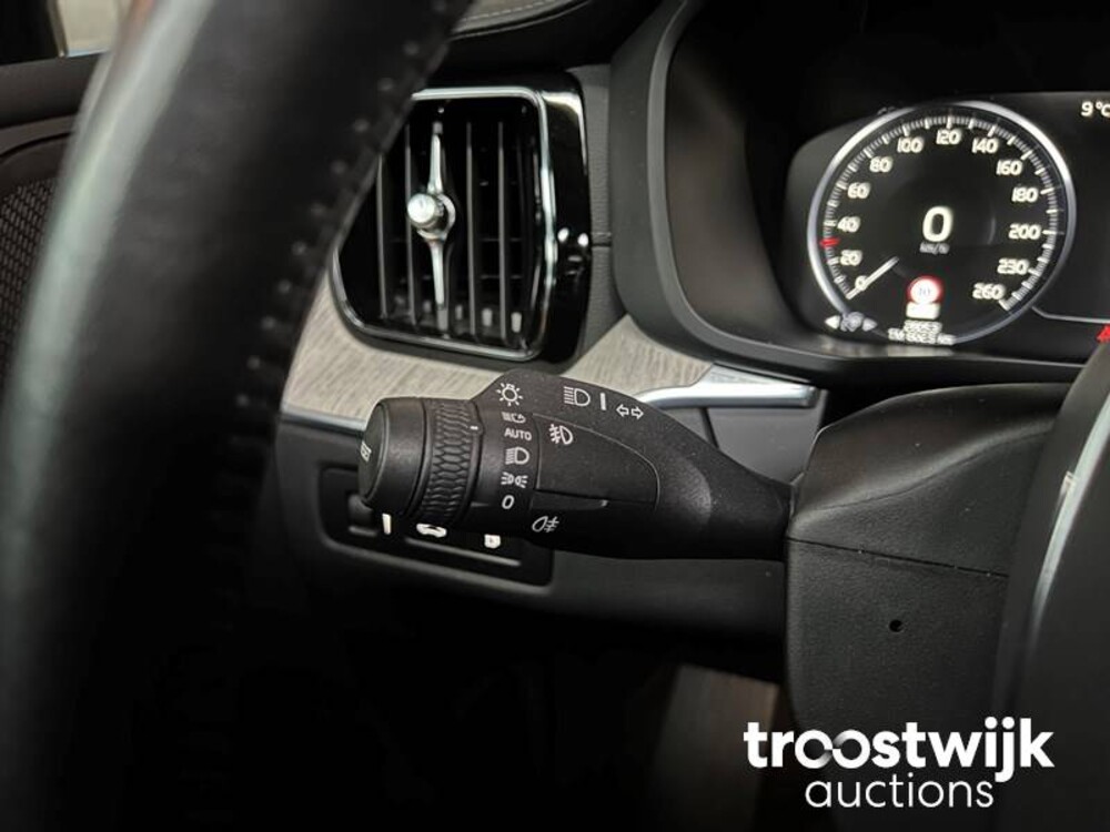 Volvo XC60 2.0 T8 TE AWD Mom. RECHARGE 303 PS 2020, R-973-BX