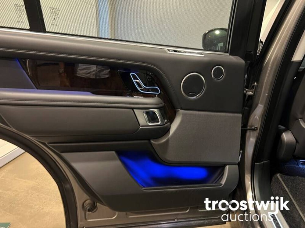 Land Rover Range Rover P400e LWB Vogue Car