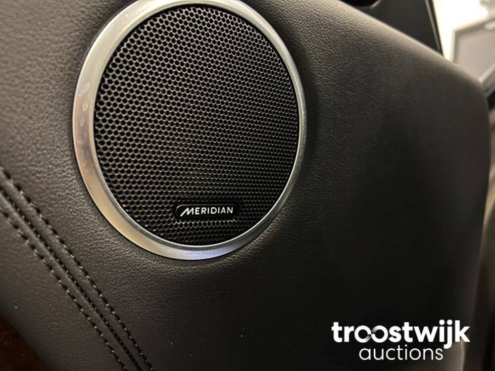 Land Rover Range Rover P400e LWB Vogue Car