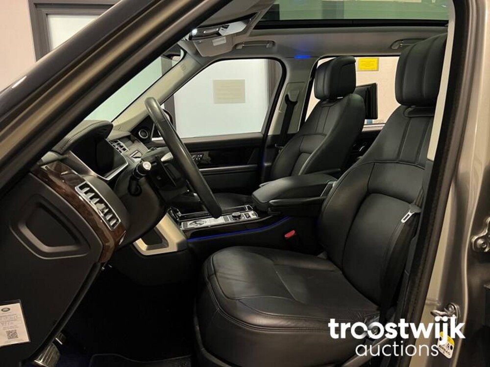 Land Rover Range Rover P400e LWB Vogue Car