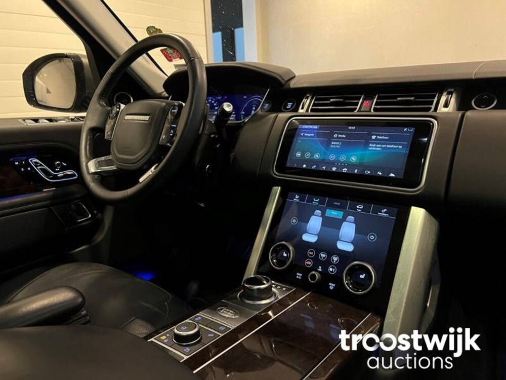 Land Rover Range Rover P400e LWB Vogue Car