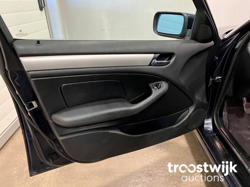 BMW 330xi Executive 231PS 2001 -Orig. NL-, 82-HS-JT