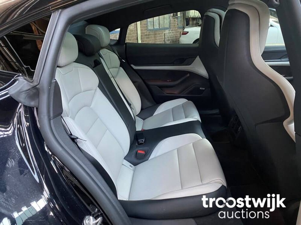 Porsche Taycan PERFORMANCE 84kWh Sport Chrono 381pk 2021 Fabrieksgarantie -Orig. NL-, L-982-RT