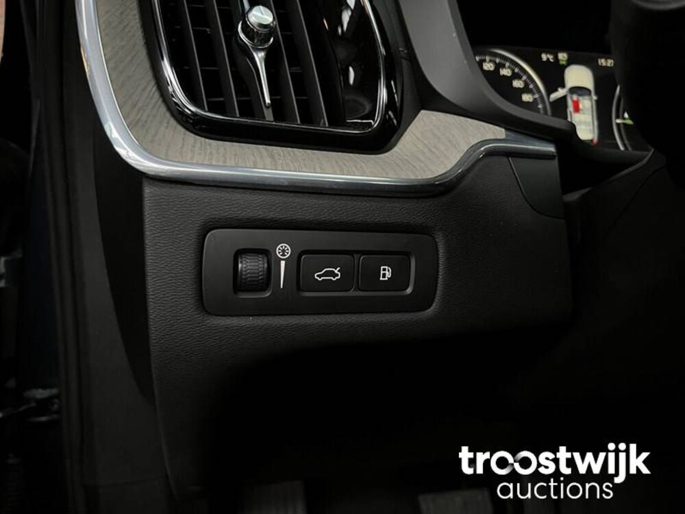 Volvo XC60 2.0 T8 TE AWD Mom. RECHARGE 303hp 2020, R-973-BX