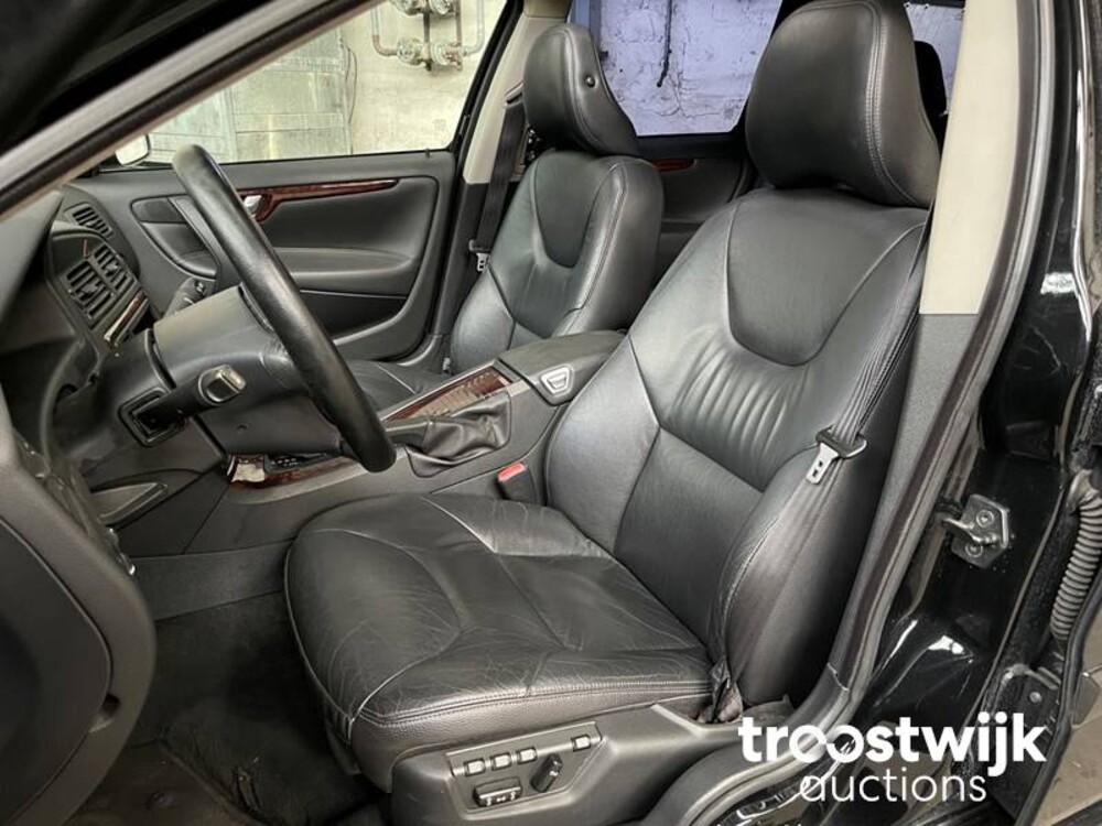 Volvo V70 2.5T youngtimer 210pk 2005 youngtimer 210PK 2005