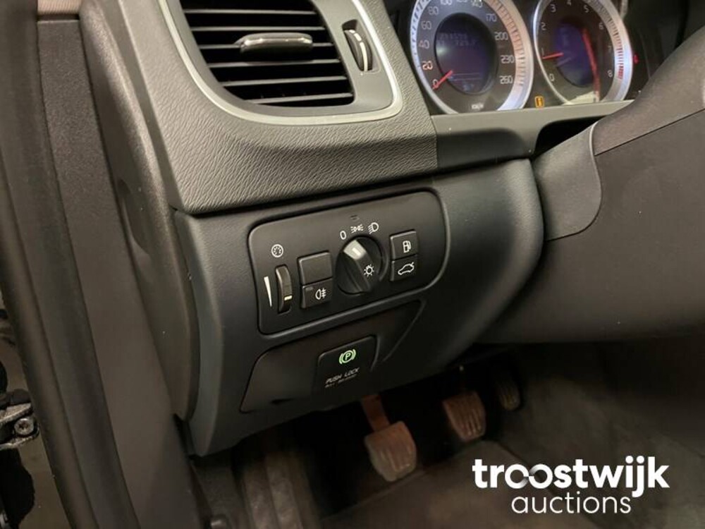 Volvo V60 1.6 T3 Momentum 150pk 2011 -Orig. NL-, 61-RHL-9