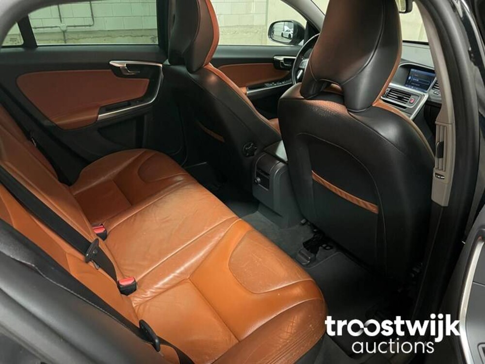 Volvo V60 1.6 T3 Momentum 150pk 2011 -Orig. NL-, 61-RHL-9