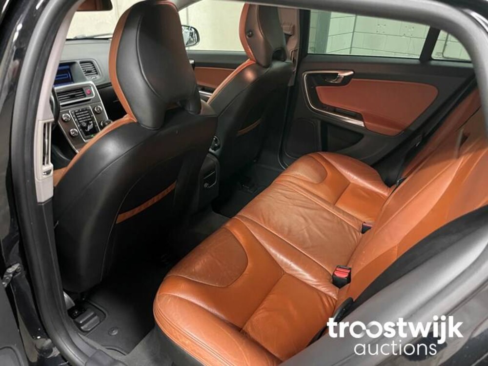 Volvo V60 1.6 T3 Momentum 150pk 2011 -Orig. NL-, 61-RHL-9