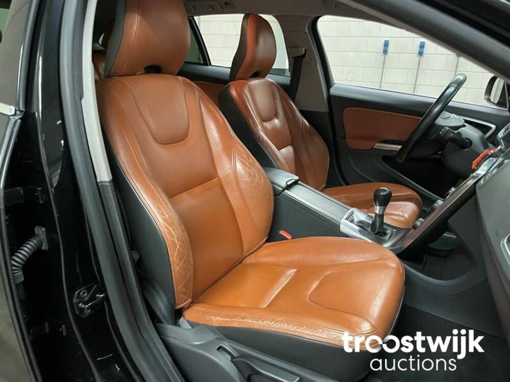 Volvo V60 1.6 T3 Momentum 150pk 2011 -Orig. NL-, 61-RHL-9