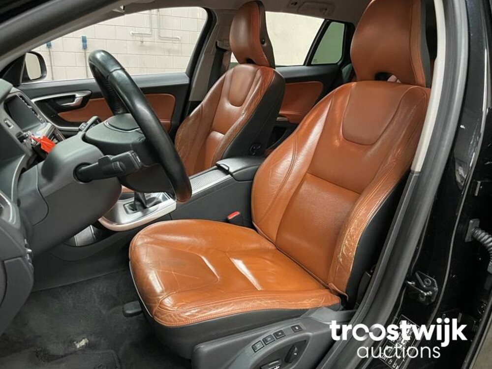 Volvo V60 1.6 T3 Momentum 150pk 2011 -Orig. NL-, 61-RHL-9