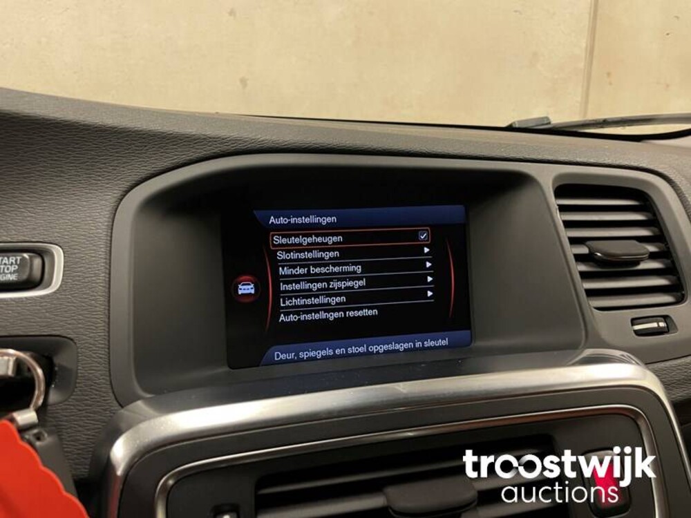 Volvo V60 1.6 T3 Momentum 150pk 2011 -Orig. NL-, 61-RHL-9