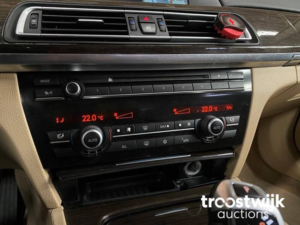 BMW 750 IL Active Hybrid 7er 465PS 2012