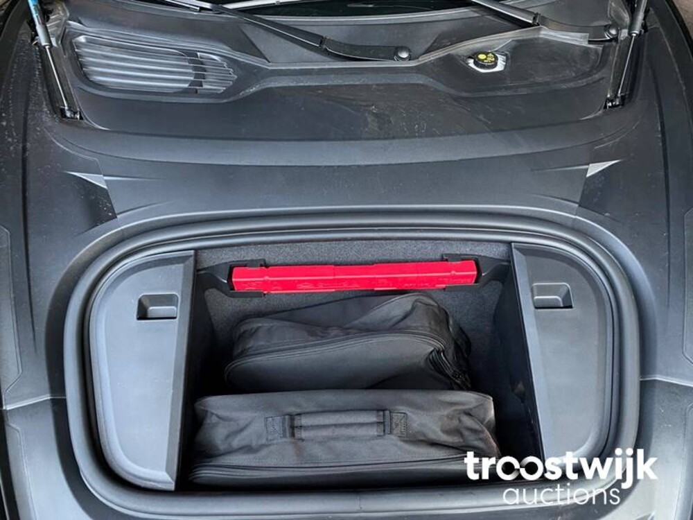 Porsche Taycan PERFORMANCE 84kWh Sport Chrono 381hp 2021 Herstellergarantie -Orig. NL-, L-982-RT