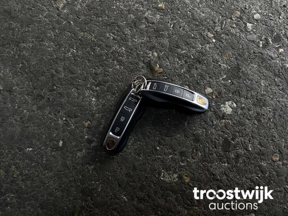 Porsche Taycan PERFORMANCE 84kWh Sport Chrono 381hp 2021 Herstellergarantie -Orig. NL-, L-982-RT