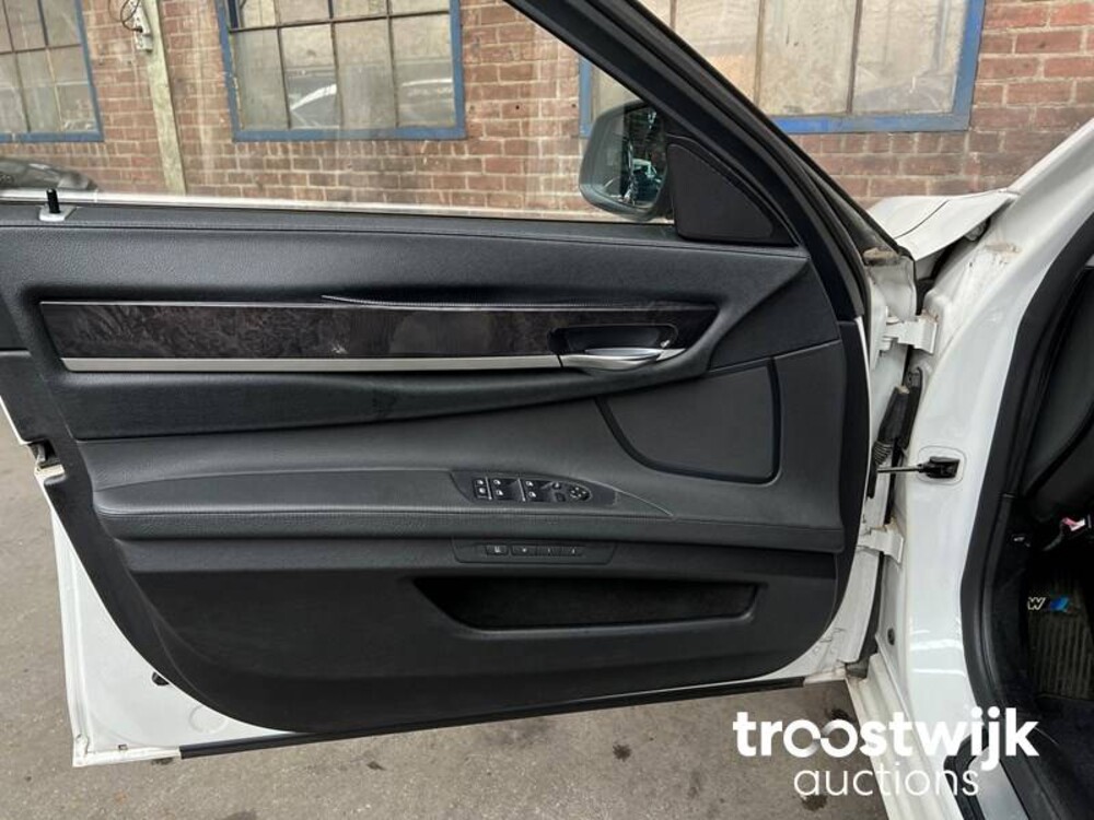 BMW 750Li  F02 4.4 7-serie 407pk 2010