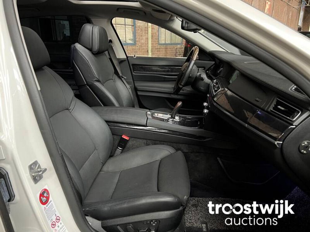 BMW 750Li  F02 4.4 7-serie 407pk 2010