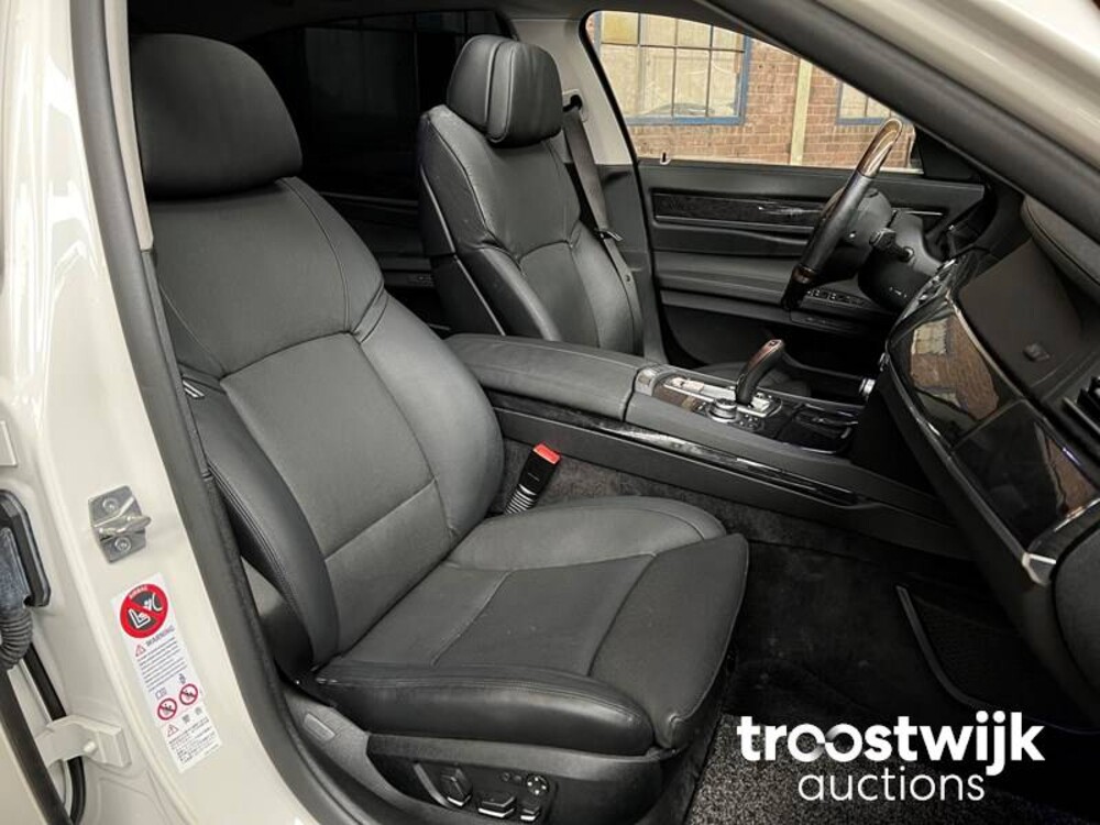 BMW 750Li  F02 4.4 7-serie 407pk 2010