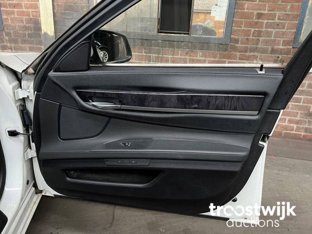 BMW 750Li  F02 4.4 7-serie 407pk 2010